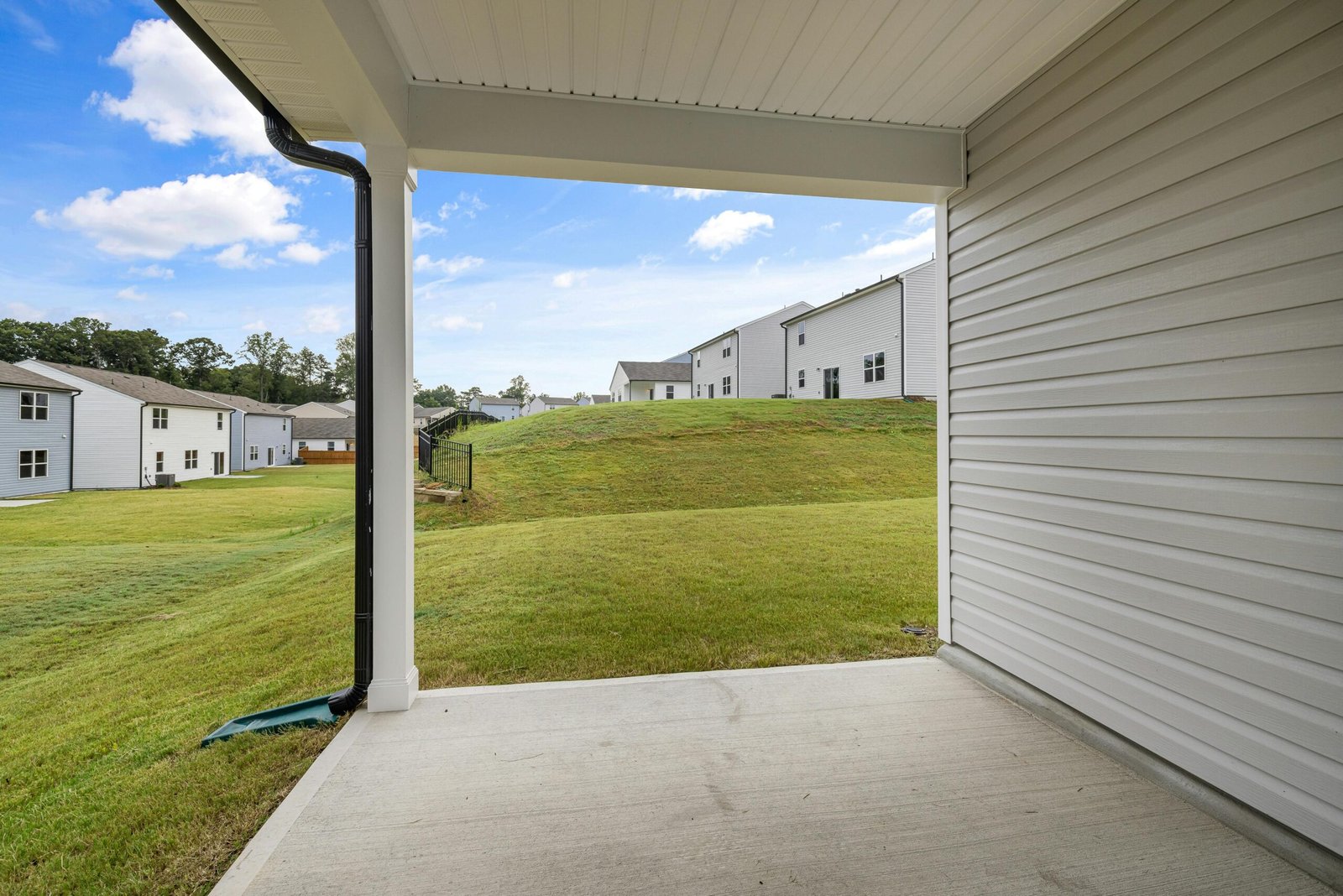 Pose gouttière Aix-en-Provence avec descentes pluviales et accessoires de gestion d’eau.