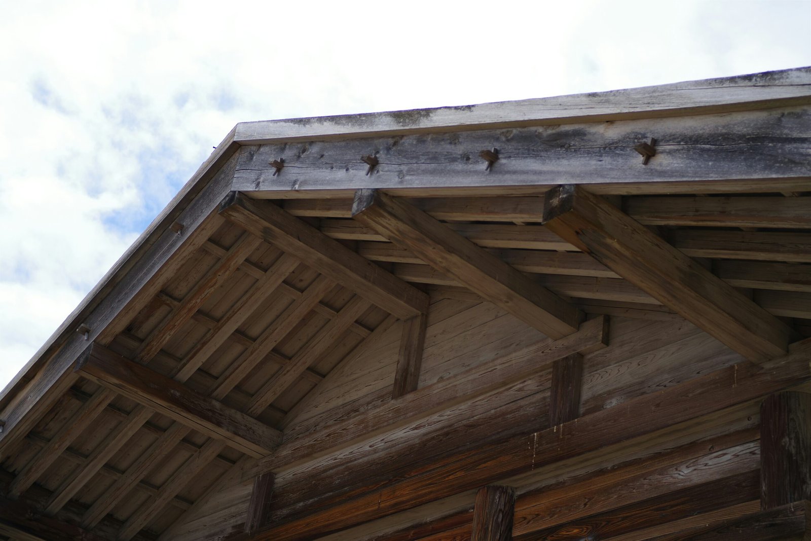 Rénovation charpente Aix-en-Provence avec traitement bois préventif et curatif.