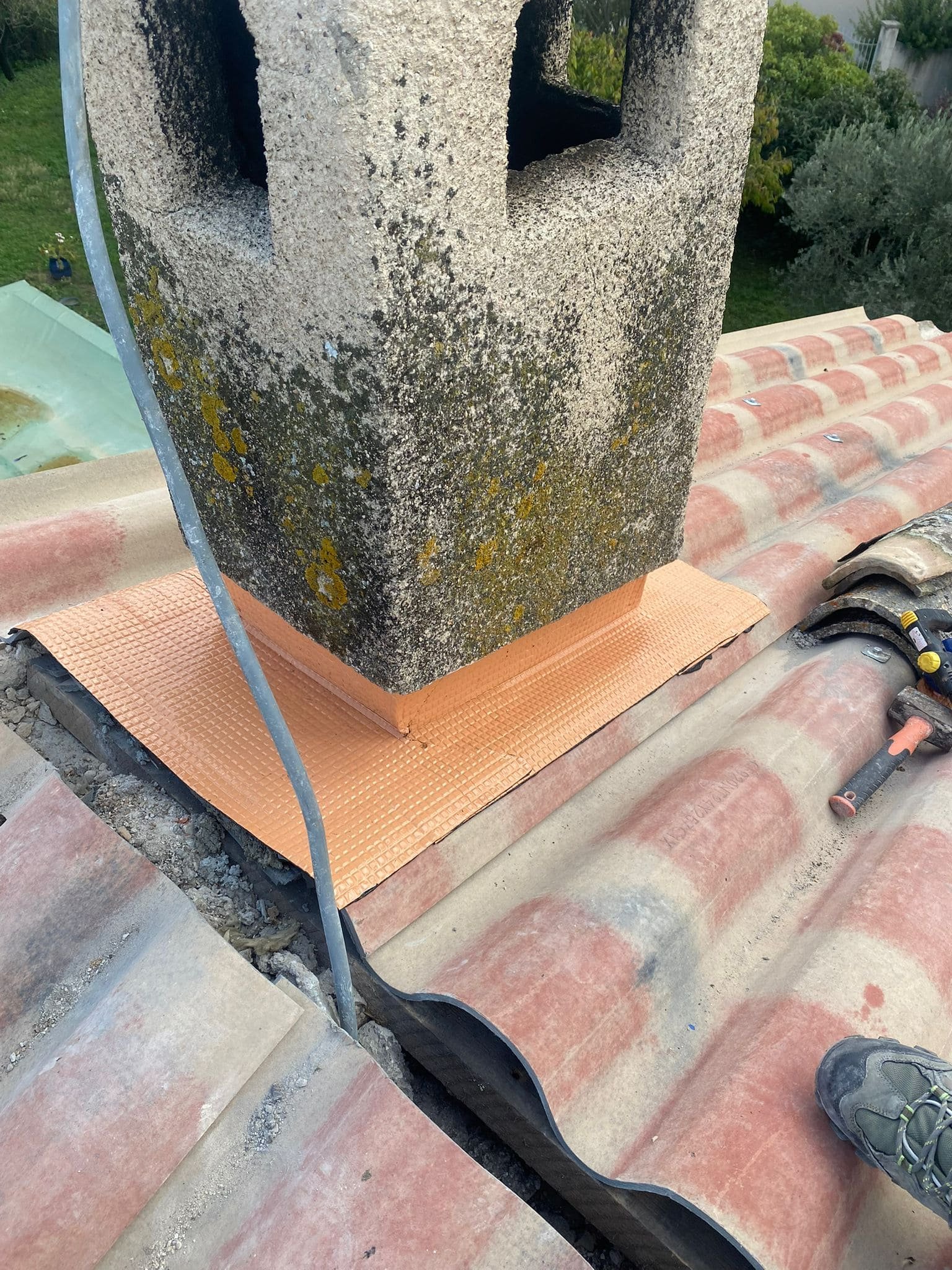 Entretien et cimentation préventive pour l’étanchéité cheminée Aix-en-Provence.