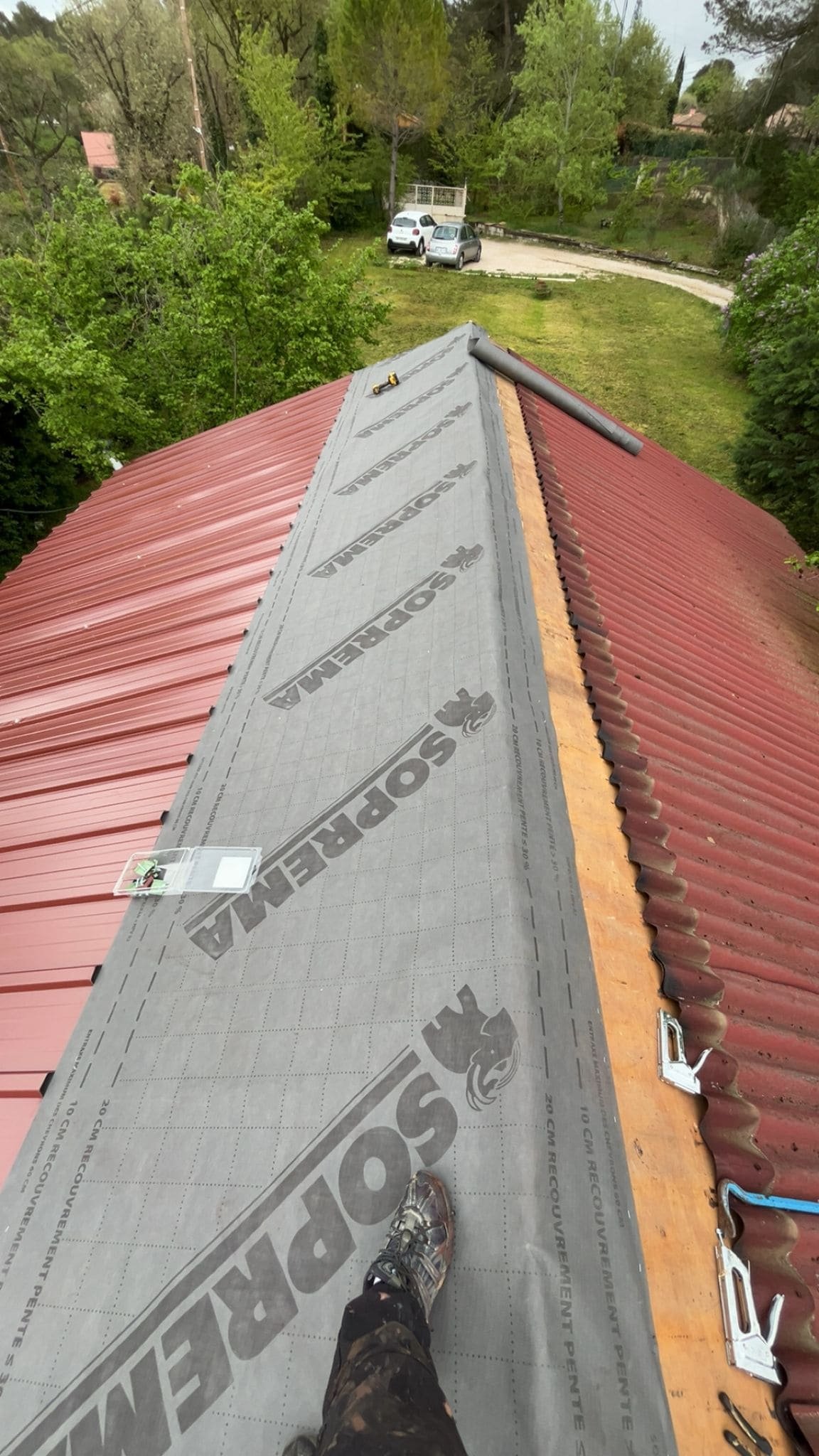 Étanchéité toiture Aix-en-Provence et zinguerie pour une protection complète contre les infiltrations.