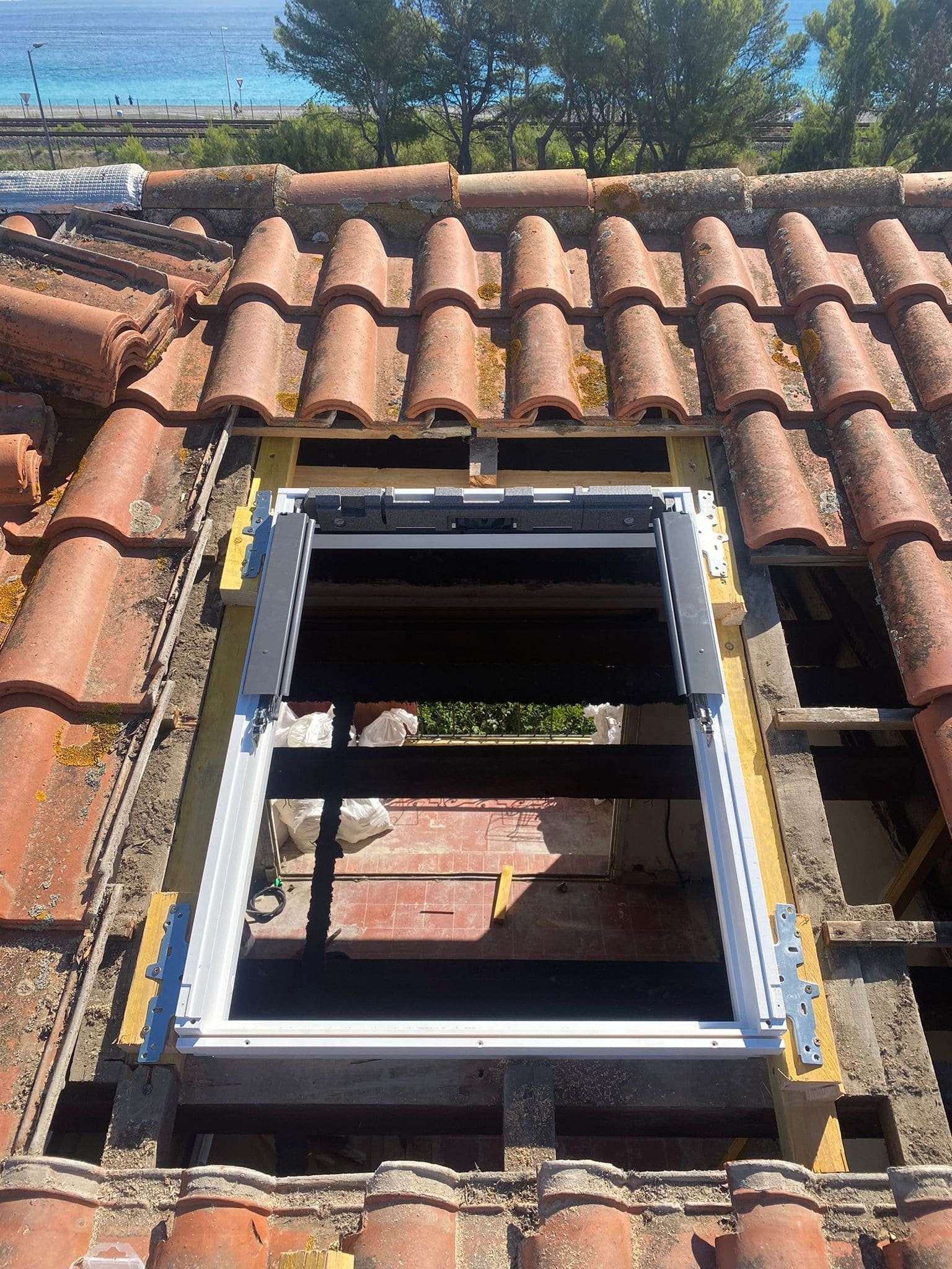 Remplacement de Velux à Aix-en-Provence pour améliorer isolation et design.