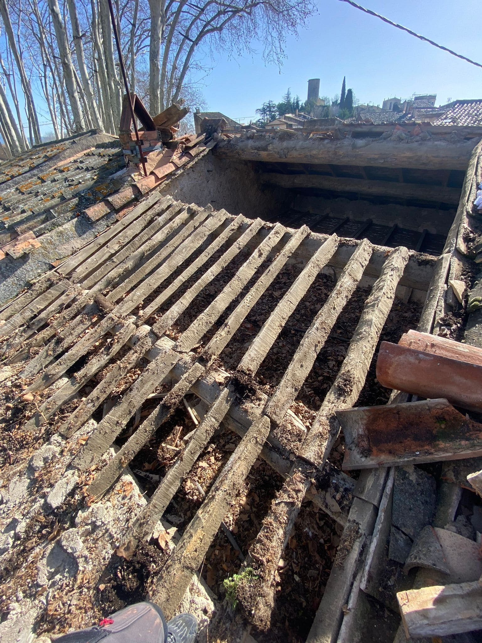 Rénovation charpente Aix-en-Provence avec remplacement poutres, chevrons et fermes.