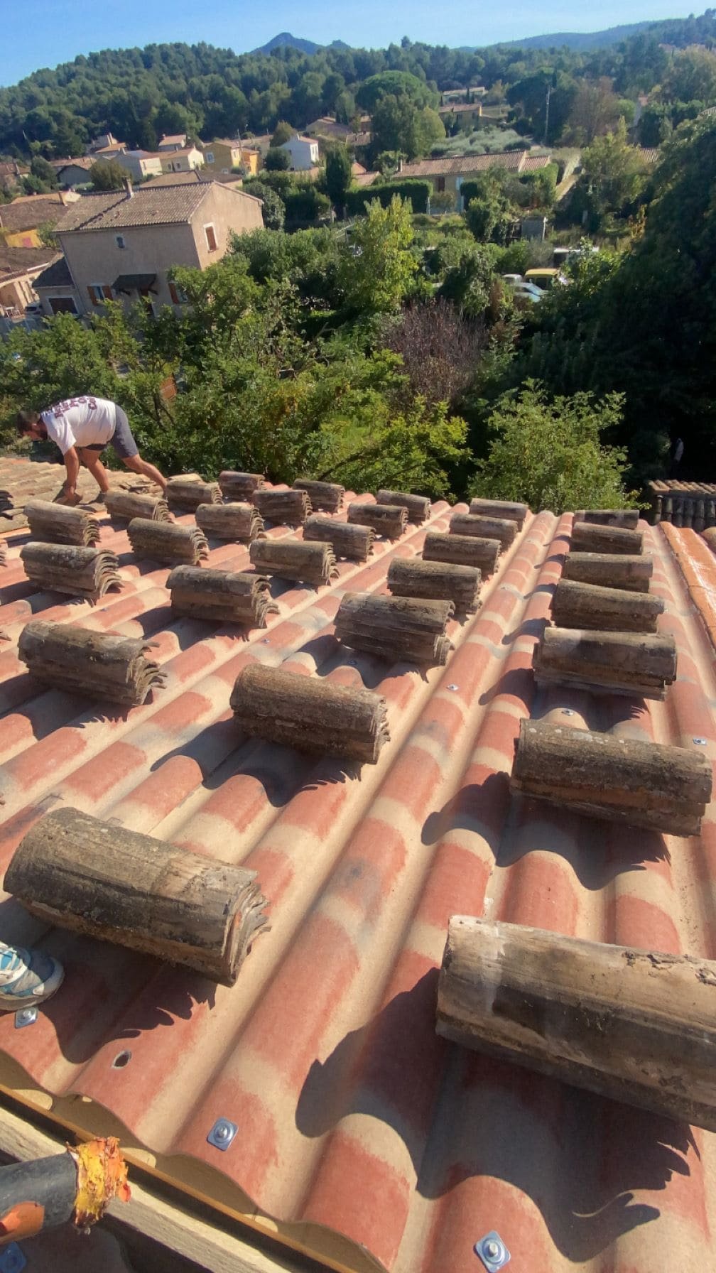 Remplacement de tuiles cassées et réparations toiture à Aix-en-Provence pour un toit solide et esthétique.