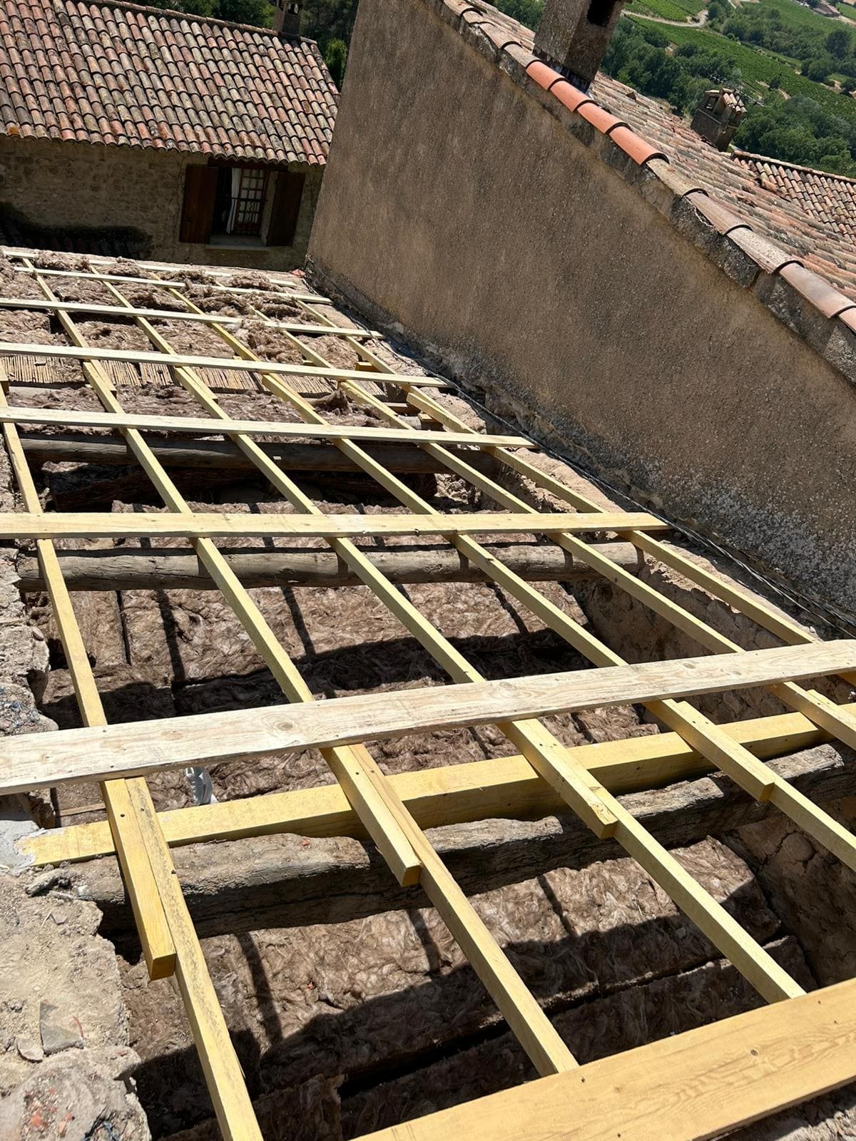 Rénovation charpente Aix-en-Provence avec remplacement couverture et isolation.