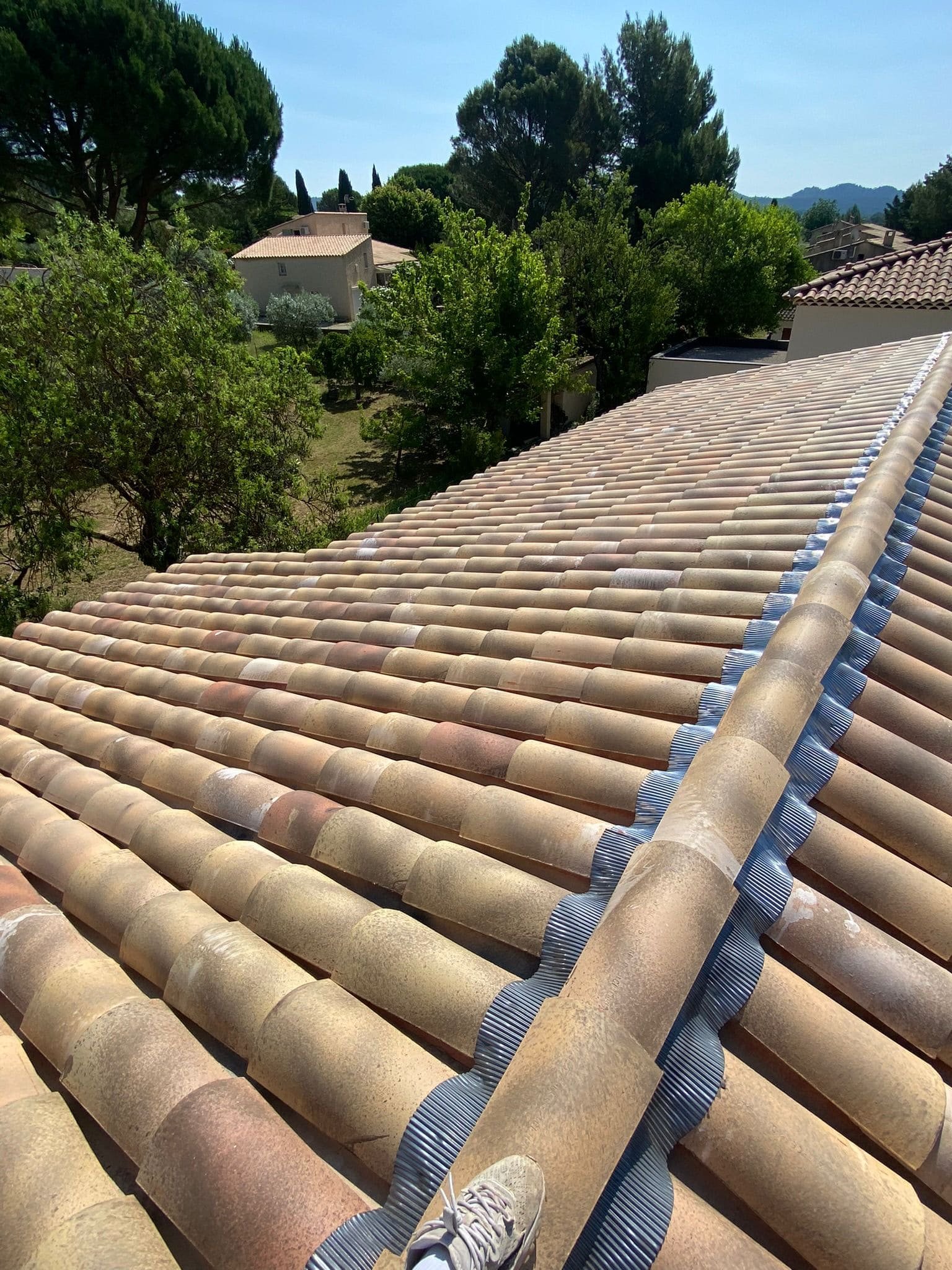 Rénovation complète toiture Aix-en-Provence avec matériaux haut de gamme pour confort et isolation optimisés.