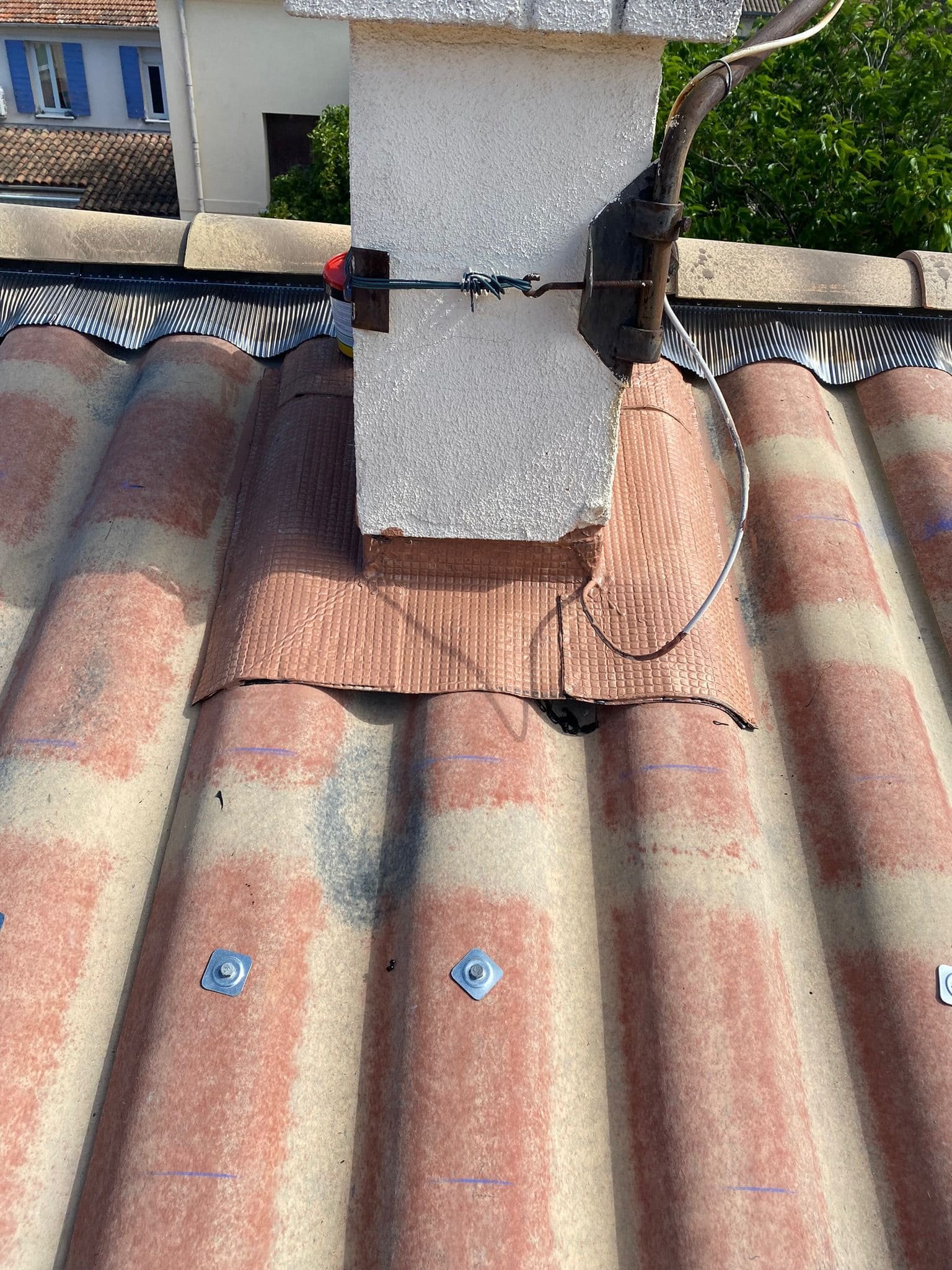 Réparation et cimentation de solins pour l’étanchéité cheminée Aix-en-Provence.