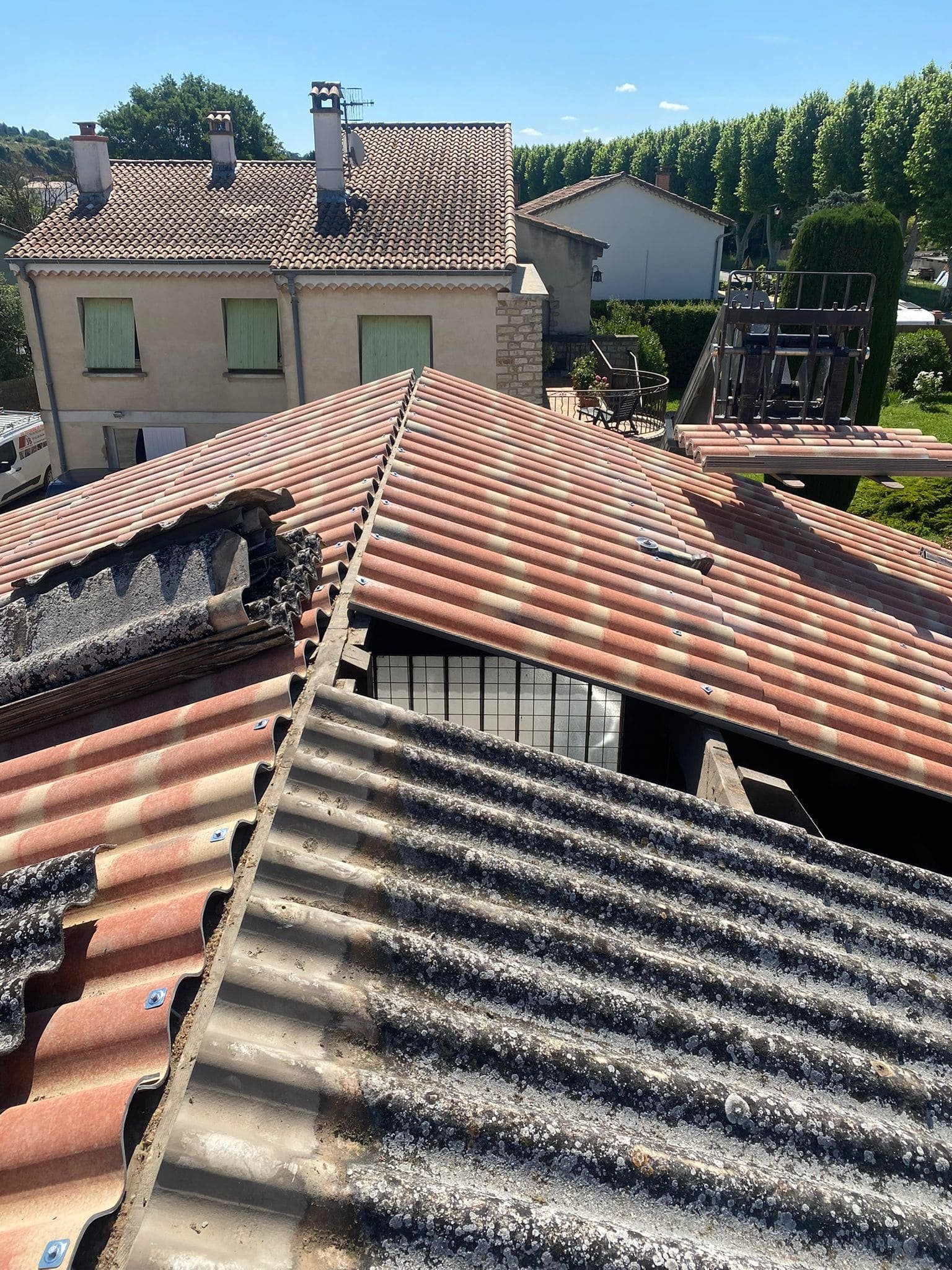 Services couvreur Aix-en-Provence pour tous travaux de toiture : réparation, entretien, pose Velux, zinguerie et isolation
