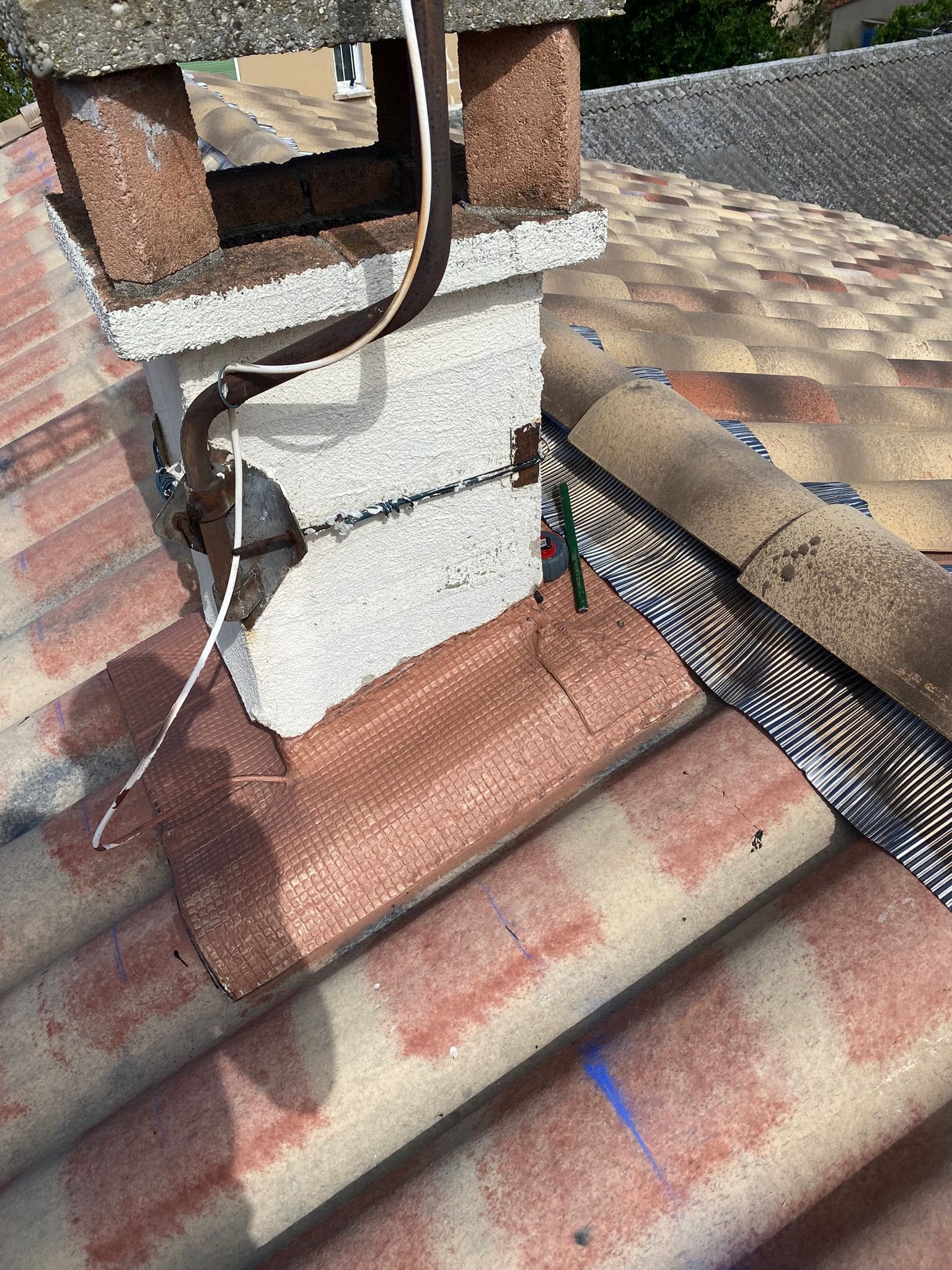 Pose de solins et cimentation sur-mesure pour l’étanchéité cheminée Aix-en-Provence.