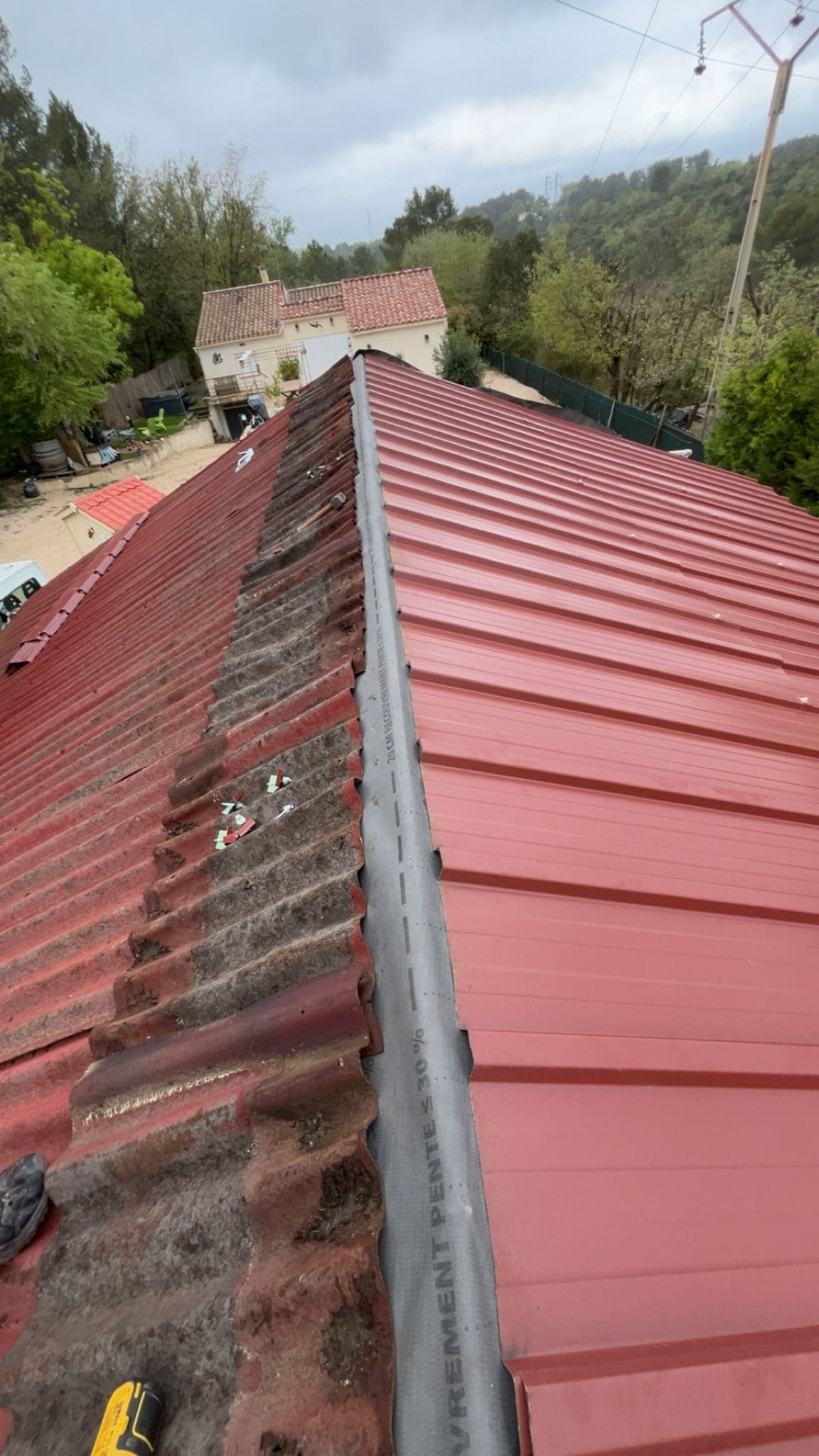 Rénovation toiture Aix-en-Provence avec zinguerie et étanchéité pour protection maximale contre infiltrations.